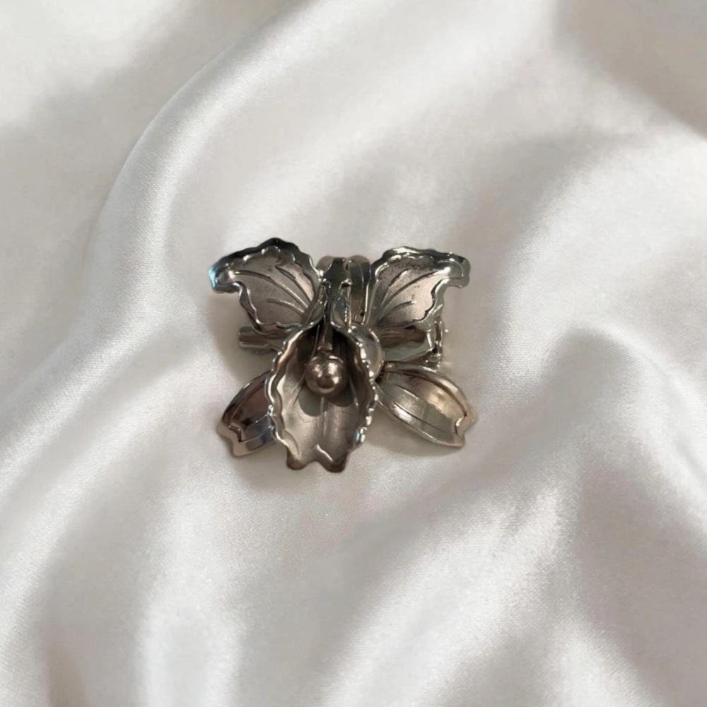 “VTG” Orchid Two Tone Textured & Frosted Silver Life Like Brooch